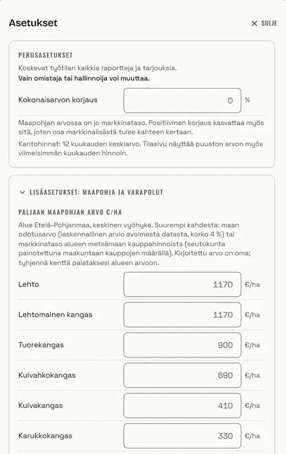 Oksion asetusikkuna, jossa kokonaisarvon korjaus ja avattu lisäasetusten osio paljaan maapohjan arvoista lehdosta karukkokankaaseen euroina hehtaarilta.