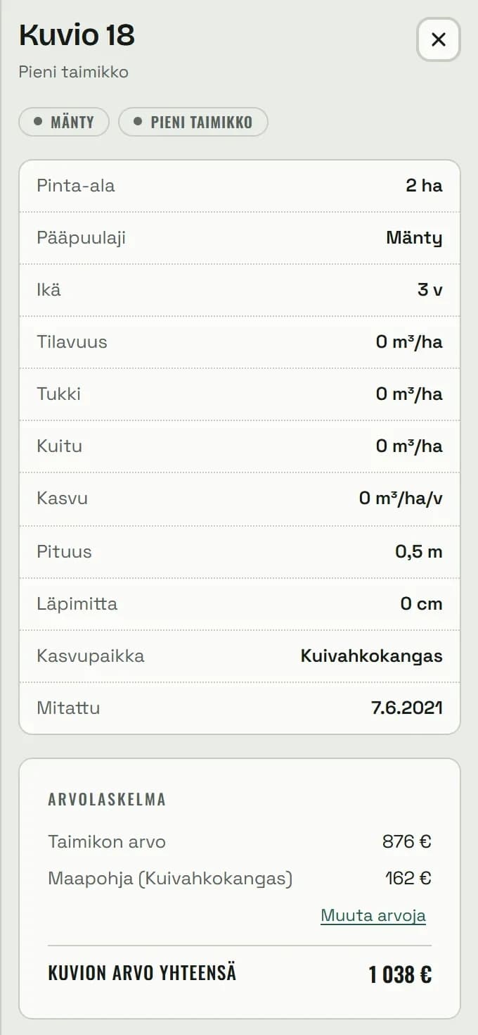 Taimikkokuvion tietopaneeli: mänty, ikä kolme vuotta, pituus puoli metriä, kasvupaikka kuivahkokangas, ja arvolaskelmassa taimikon arvo ja pieni maapohjarivi.